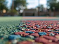 ¿Cómo elegir el pavimento adecuado para zonas de juegos infantiles?