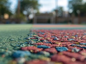 ¿Cómo elegir el pavimento adecuado para zonas de juegos infantiles?