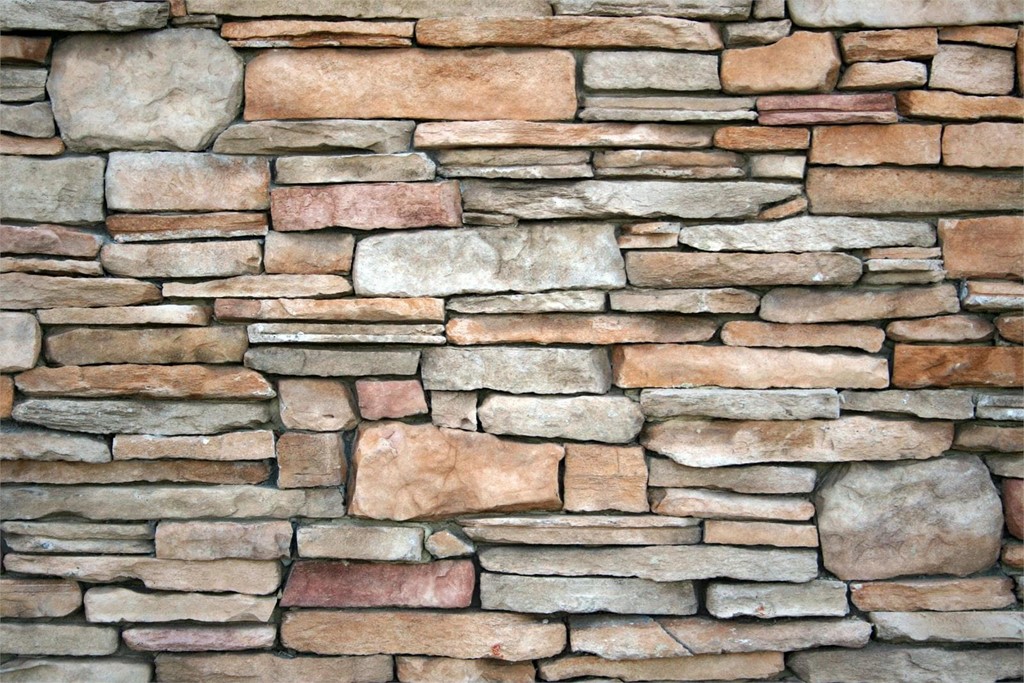 ¿Cómo planificar la construcción de un muro de contención para terrenos inclinados?