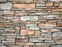¿Cómo planificar la construcción de un muro de contención para terrenos inclinados?