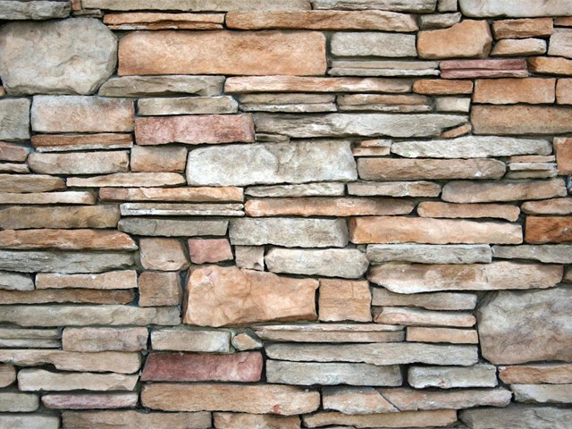 ¿Cómo planificar la construcción de un muro de contención para terrenos inclinados?