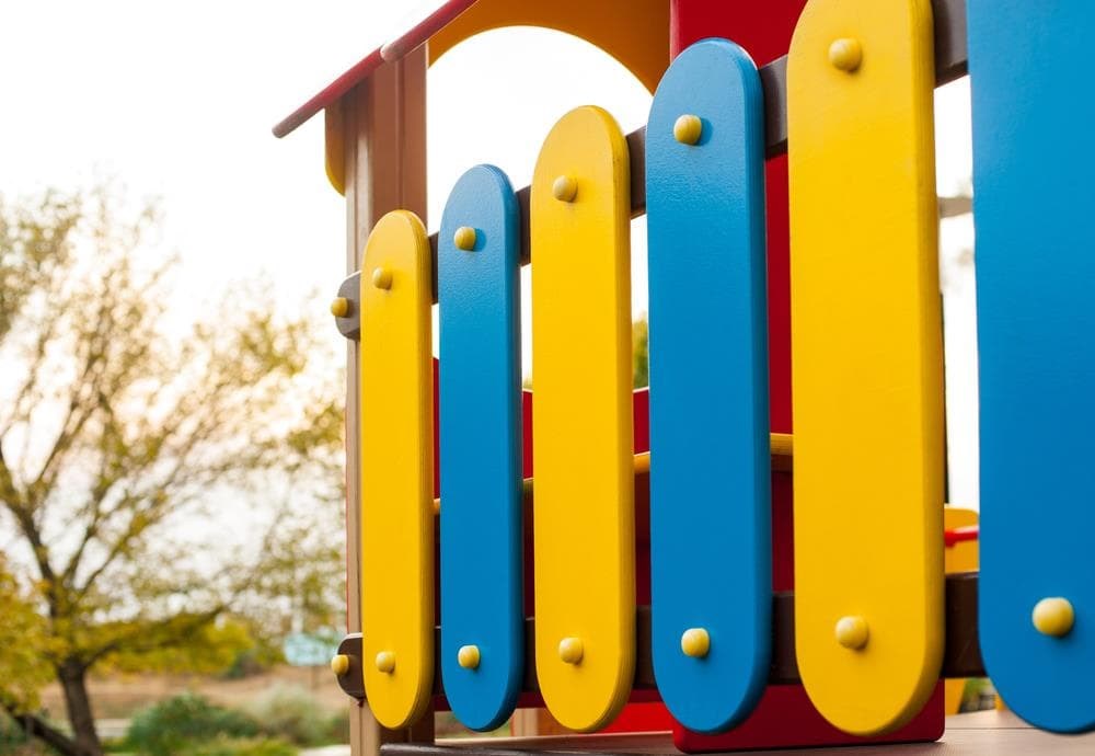 Elementos de seguridad que no pueden faltar en la construcción de un parque infantil