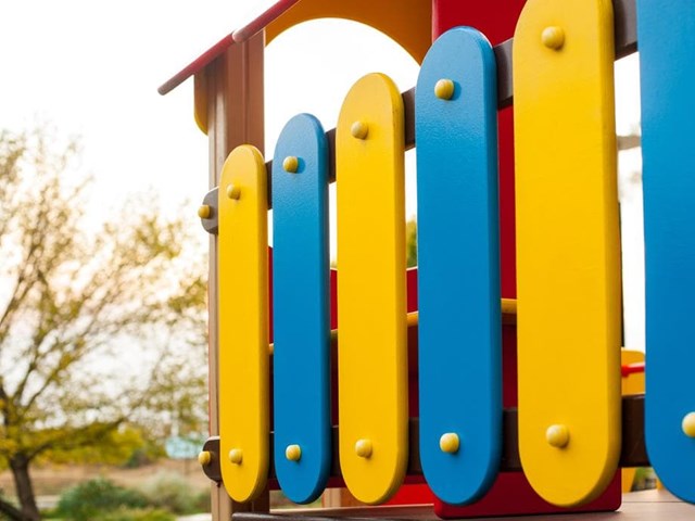Elementos de seguridad que no pueden faltar en la construcción de un parque infantil