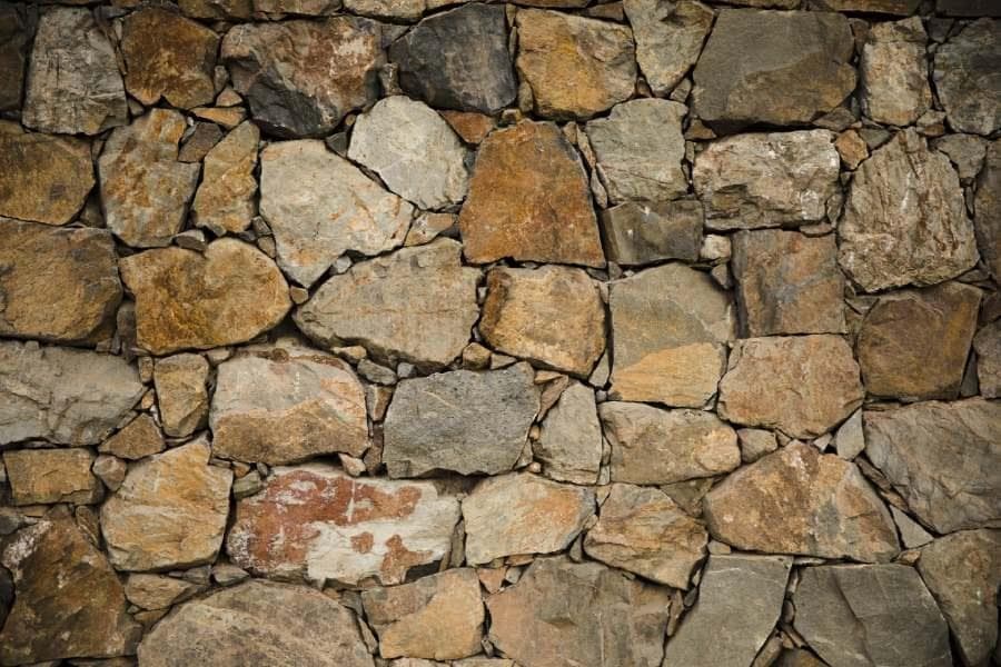 Los muros de perpiaño y la importancia de la piedra como material sostenible en construcción
