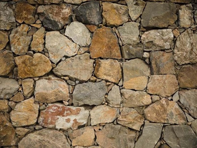 Los muros de perpiaño y la importancia de la piedra como material sostenible en construcción