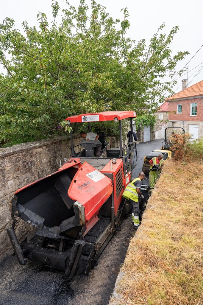 ¿Qué motoniveladora necesita para nivelar un camino rural de forma eficiente?