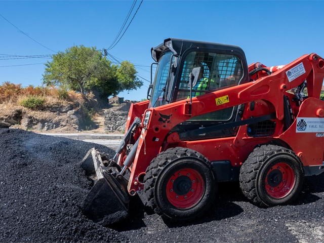 Ventajas de alquilar maquinaria de construcción con conductor